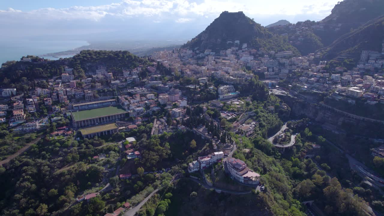 aproximación aérea a taormina, sicilia, italia desde el lado norte