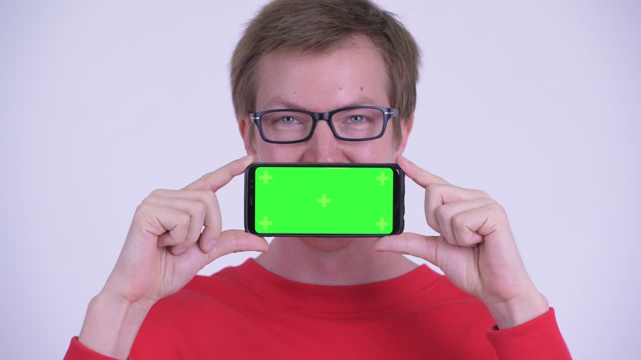 젊은 잘생긴 남자의 스튜디오 촬영