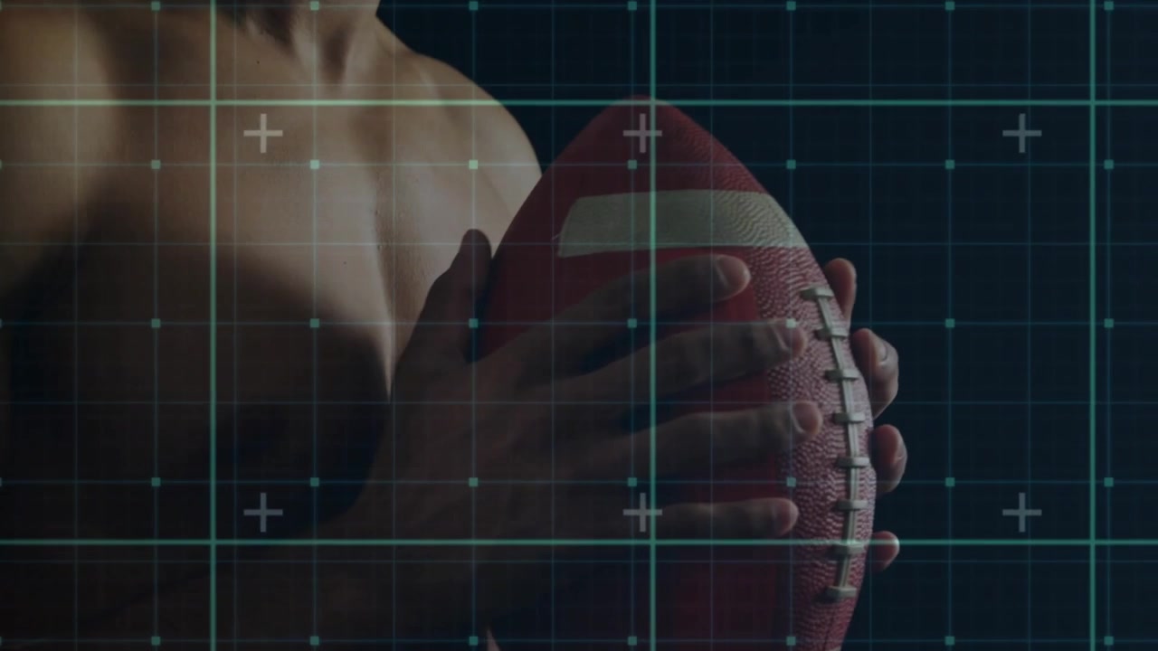Scansione biometrica della griglia addominale che avvia un atleta maschio a sollevare un pallone da calcio per una dimostrazione di tecnologia sportiva.