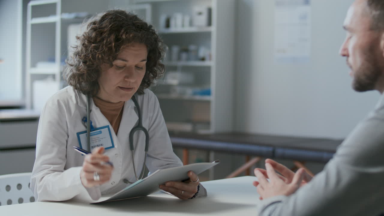 médico mujer escribiendo notas como paciente consultor en la clínica