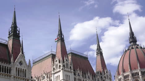 Exterior-Del-Edificio-Del-Parlamento-Húngaro-En-La-Plaza-Kossuth-En-Budapest,-Hungría