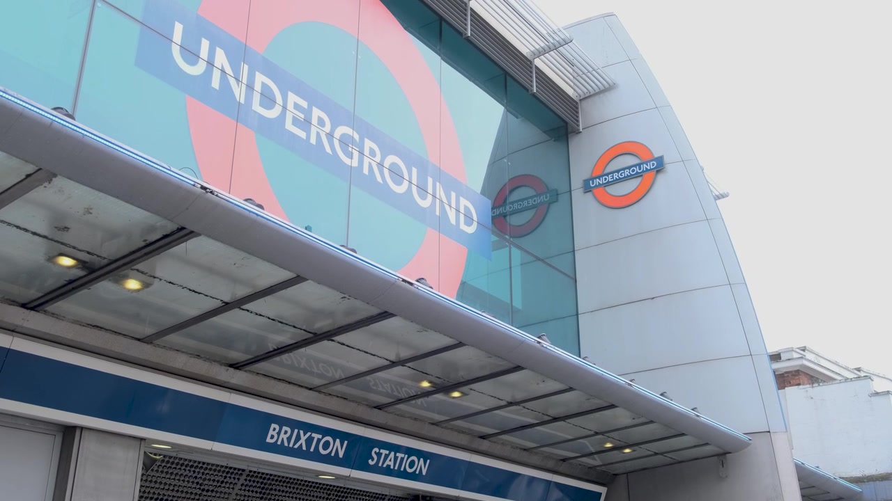 Pintu Masuk Stasiun Bawah Tanah Brixton di London.