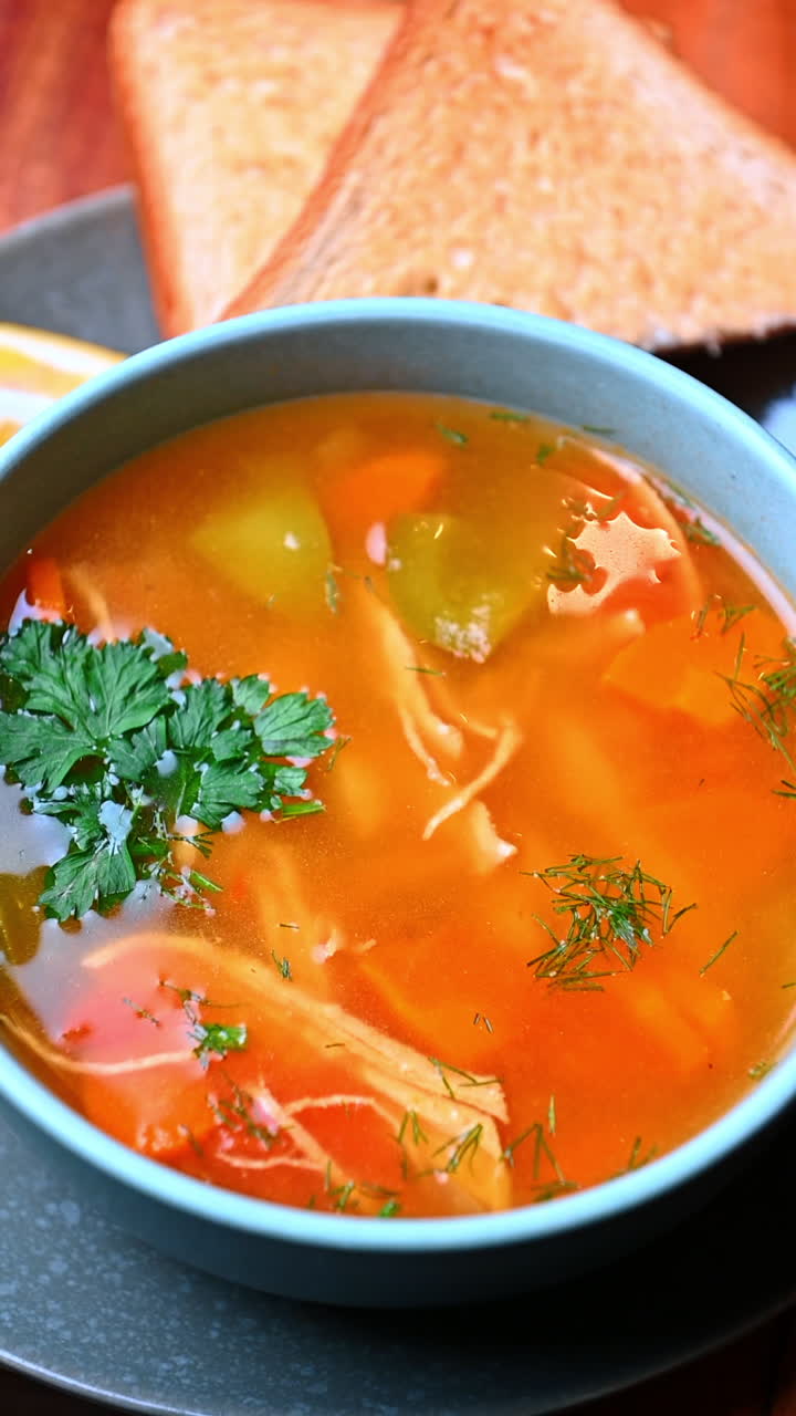 Kyllingesuppe med dild. Kyllingesuppe med dild og grøntsager serveret varm.