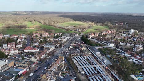 Aufsteigende-Drohne,-Luftaufnahme-North-Chingford-Station-Road-East-London