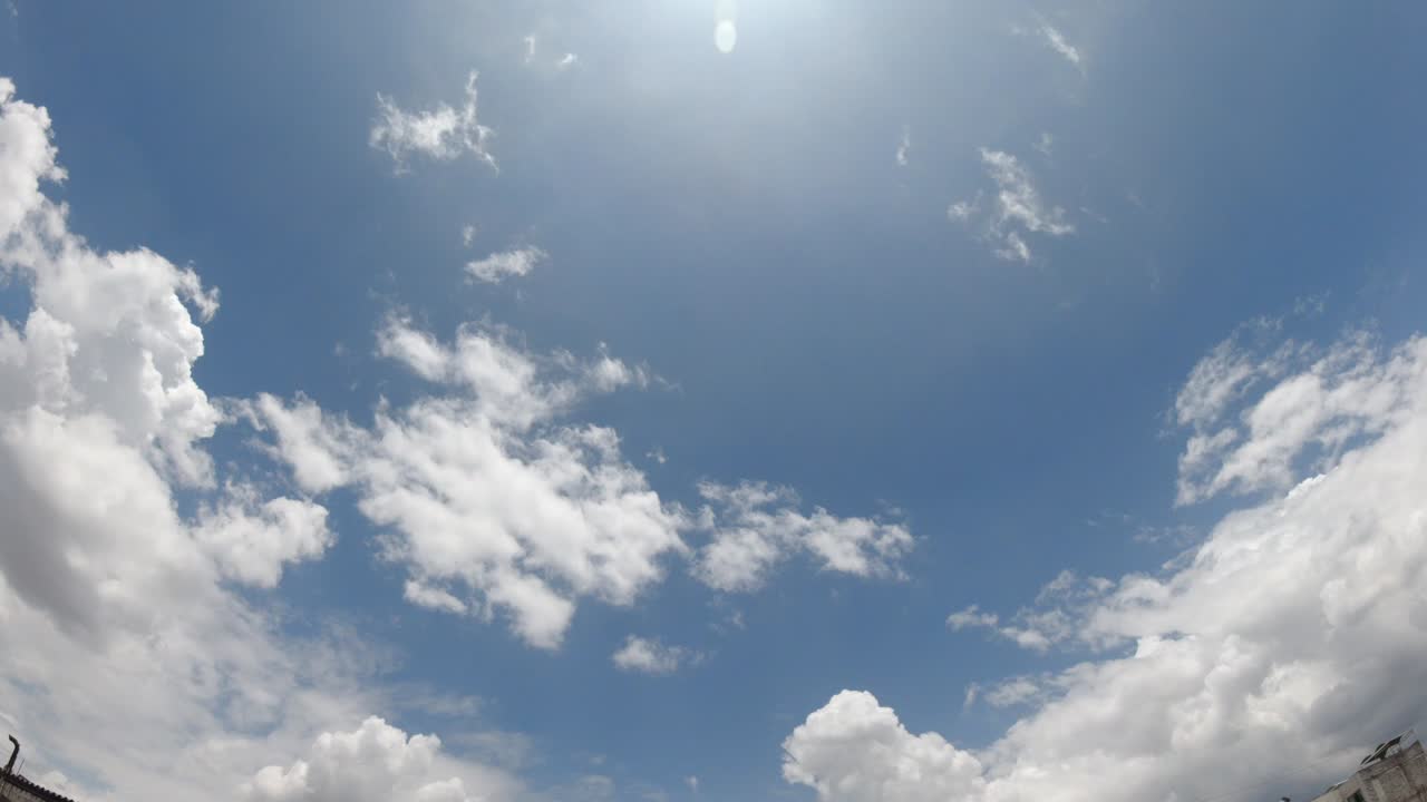 아침에 구름의 timelapse