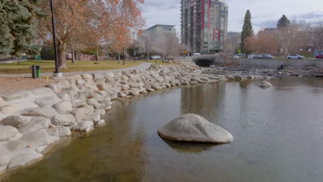 Empujar-El-Río-Truckee-En-Un-Parque-De-La-Ciudad-En-Reno-Nevada