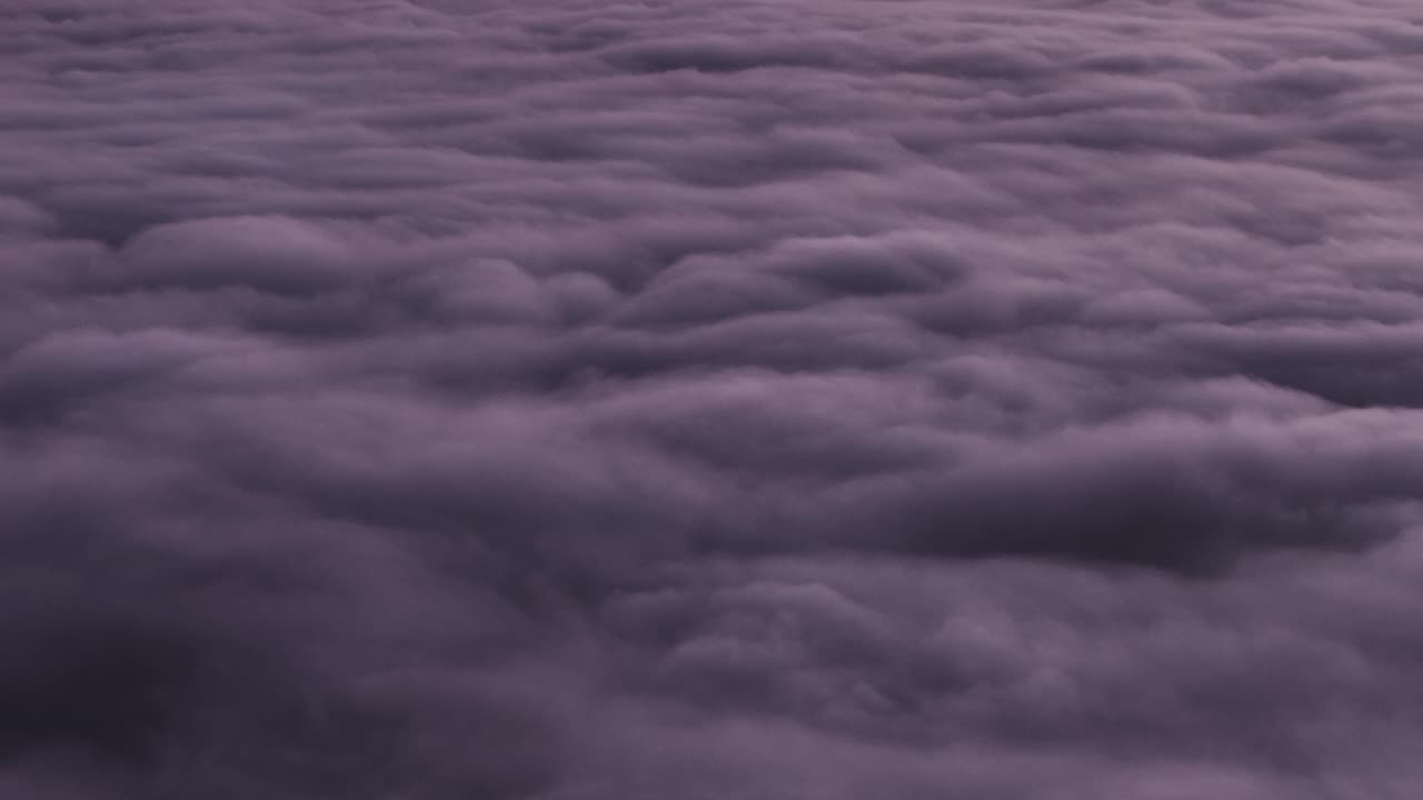 superficie de la nube visible desde arriba acompañada de rayos en ella
