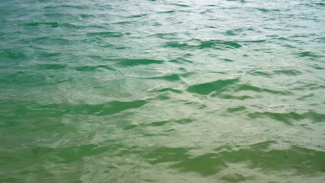 agua azul pura en la piscina con reflejos de luz 01