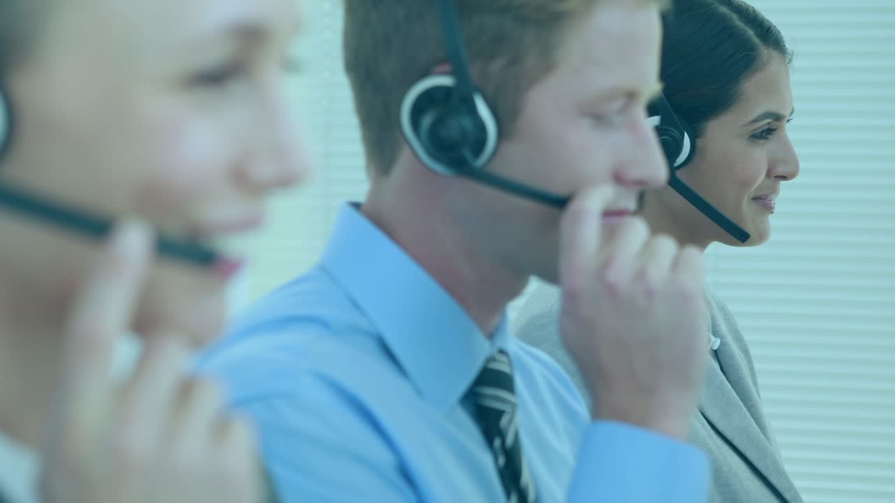 Animazione dell'elaborazione dati su diversi consulenti, uomini e donne, con cuffie