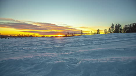 Majestätische-Goldene-Orangefarbene-Sonne,-Die-Am-Horizont-über-Der-Winterschneelandschaft-Aufgeht