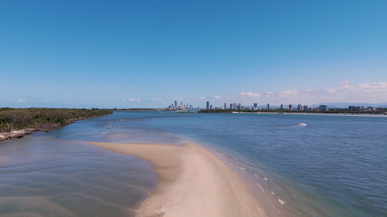 해변, 강, 도시 스카이라인의 공중 촬영