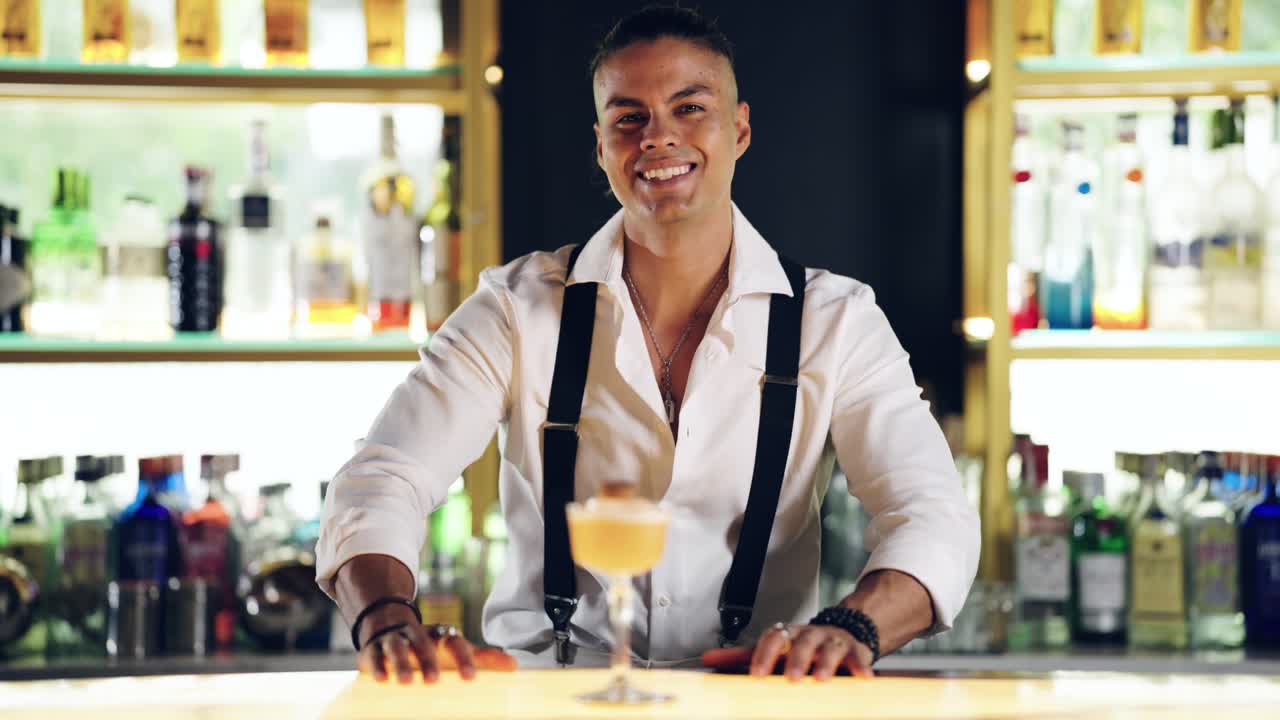 Barman sorridente in piedi dietro un bancone da bar moderno
