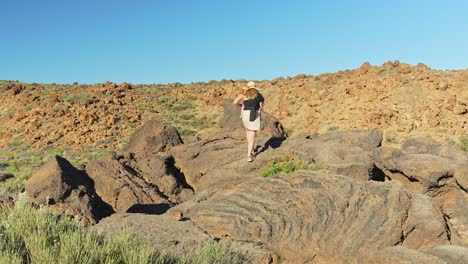 Mutter-Trägt-Baby-In-Ergotrage-Beim-Klettern-Auf-Felsen-Im-Teide-Nationalpark,-Teneriffa