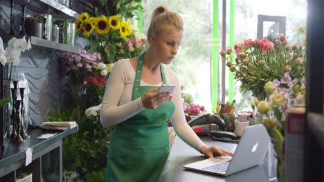 Trabajador-En-Tienda-De-Flores-Usando-Gadgets