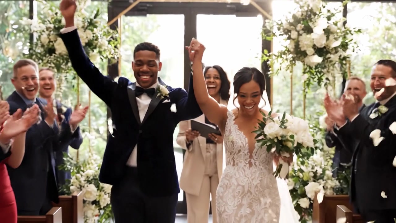 Una bellissima cerimonia di matrimonio che celebra amore e gioia con una coppia radiosa che si scambia le promesse e intraprende il loro nuovo viaggio insieme in una cornice mozzafiato.