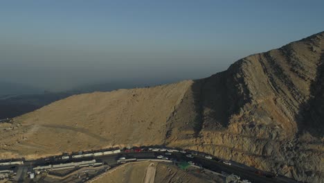 Coches-Abarrotados-En-Una-Montaña-Rocosa.-Acantilado