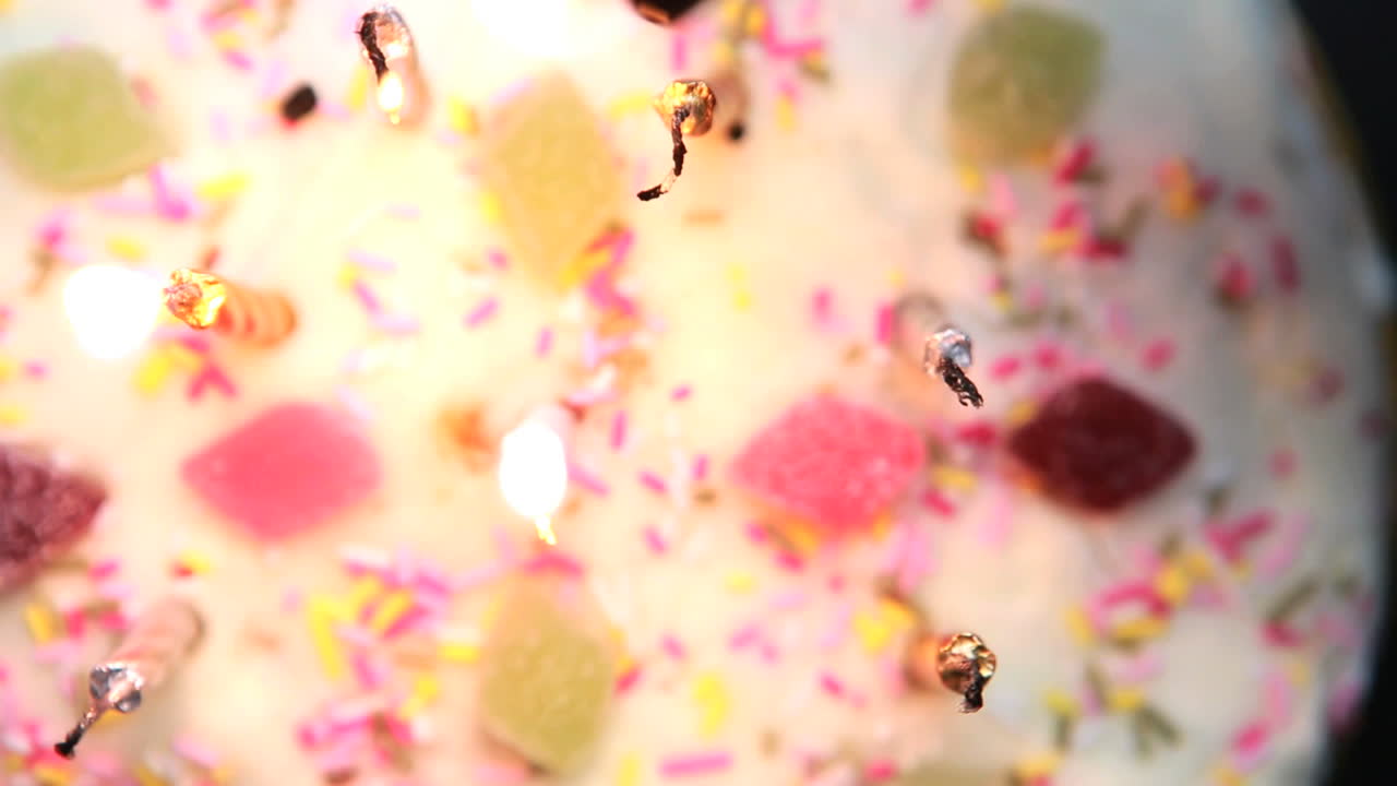 손으로 회전하는 생일 케이크를 켜고 있다