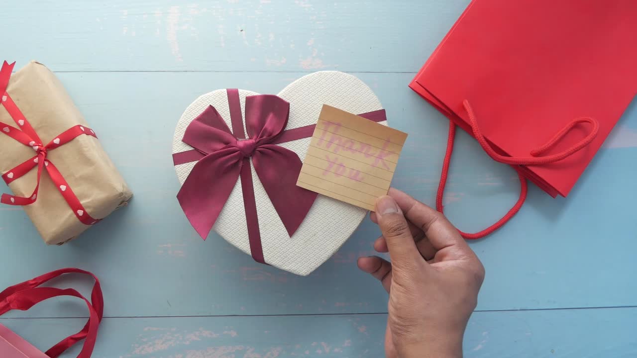 선물과 테이블에 감사 편지