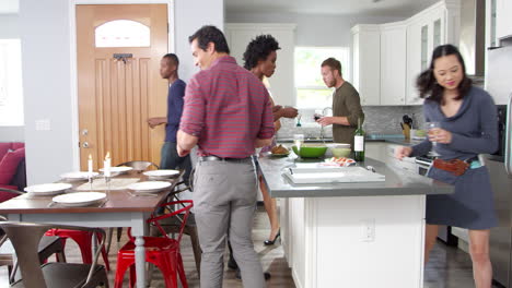 Grupo-De-Amigos-Se-Reúnen-Para-Cenar-En-Una-Cocina,-Filmado-En-R3d