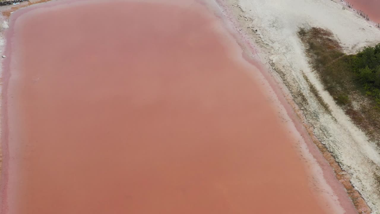 숨이 멎을 듯 아름다운 핑크색 염전 연못 위로 날아가는 조감도