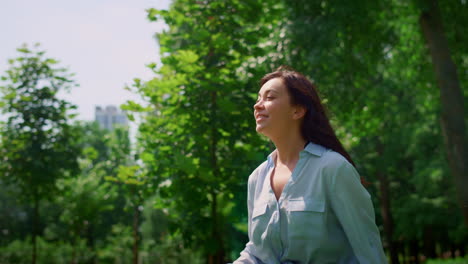 Mujer-Sonriente-Jugando-Bádminton-En-El-Parque.-Madre-Feliz-Disfrutando-Del-Juego-Activo.