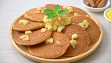 Tortita-De-Manzana-O-Crepe-De-Manzana-Con-Canela-En-Polvo