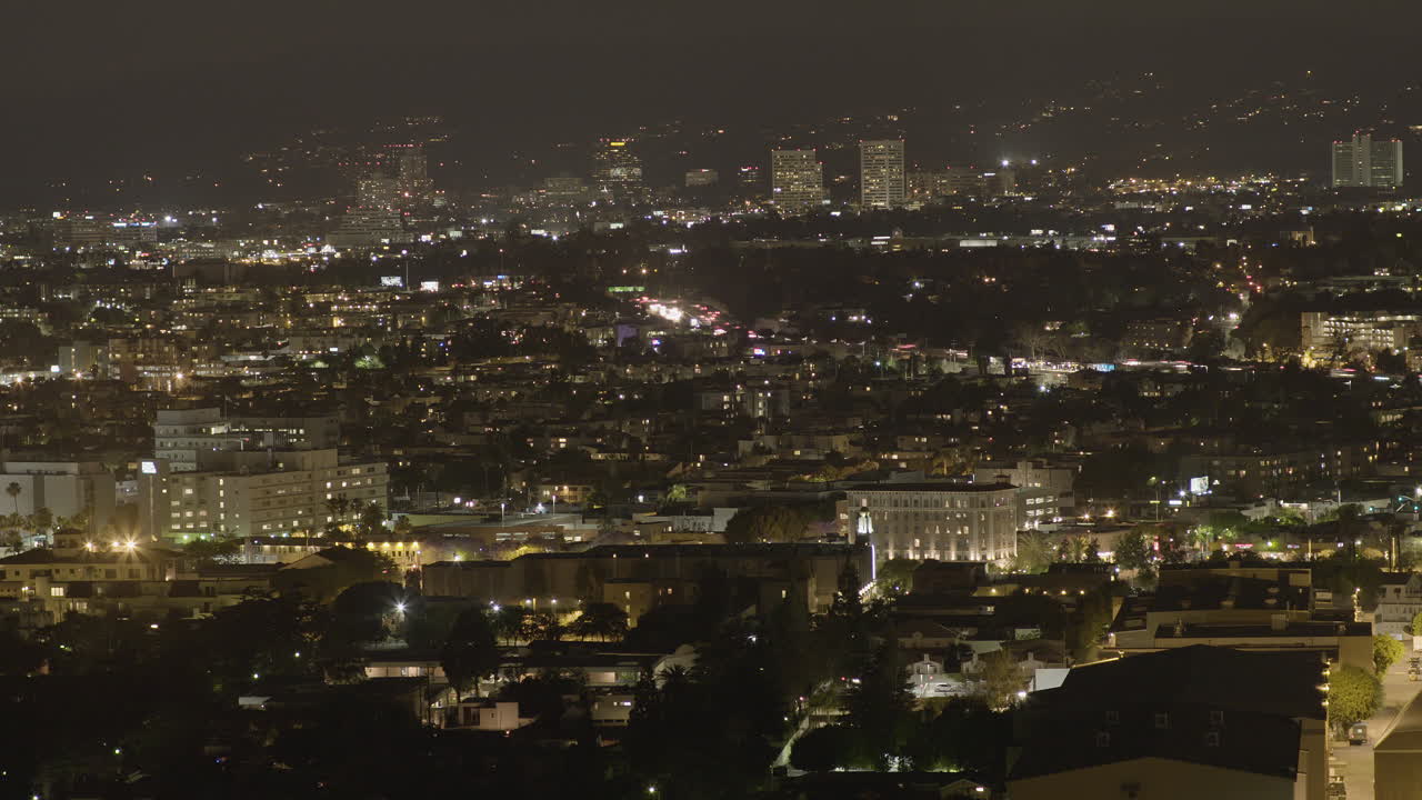 lapso de tiempo de autos conduciendo en las carreteras del centro de los ángeles en la noche ubicada en el sur de california