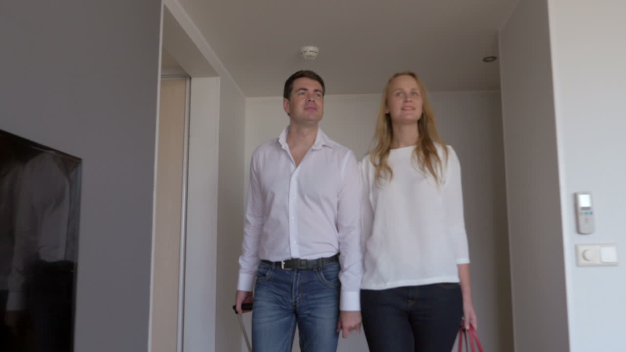 Ungt par flytter ind i ny lejlighed