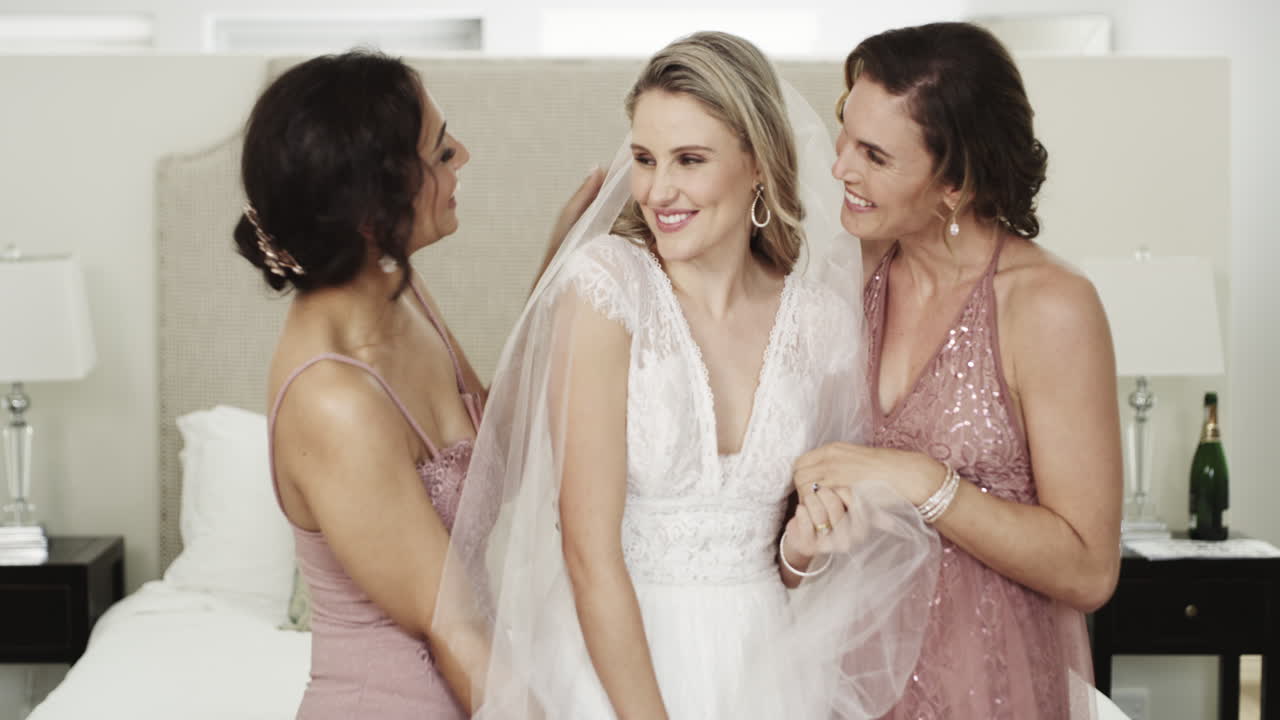 그녀는 행복한 신부가 될 수 있는 모든 이유를 가지고 있습니다.