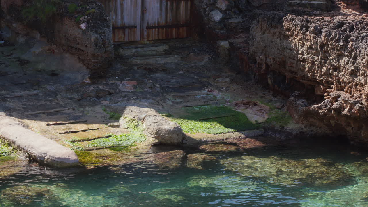 близкий вид бирюзовых вод на лодочный сарай на майорке, испания, представляющий собой спокойную и мирную сцену