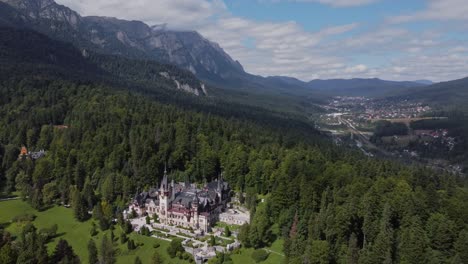 Impresionante-Vista-De-Drones-Del-Castillo-De-Peles,-Montañas-De-Los-Cárpatos-Rumanos-Al-Fondo