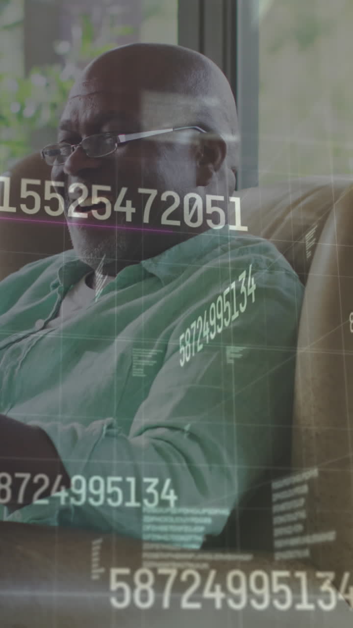 Animazione di elaborazione dati su un uomo afroamericano felice che usa lo smartphone