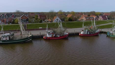 Drohnenflug-über-Idyllisches-Fischerdorf-In-Deutschland