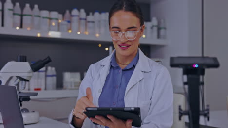 investigación, tableta y científico escribiendo en una tableta