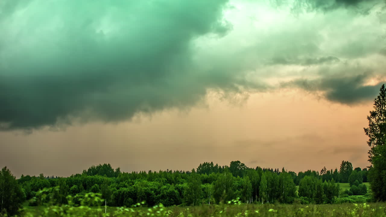 저녁 시간 동안 아래의 무성한 녹색 필드가 반사된 결과 신비한 녹색 구름의 정적 샷
