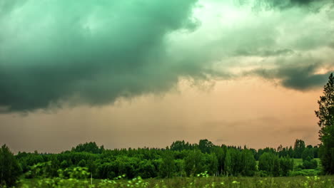 靜態拍攝神秘的綠色雲, 結果在晚上的時段中反射下面的茂盛的綠色田野