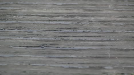 La-Lluvia-Caía-Lentamente-Sobre-La-Superficie-De-La-Carretera-Cementada