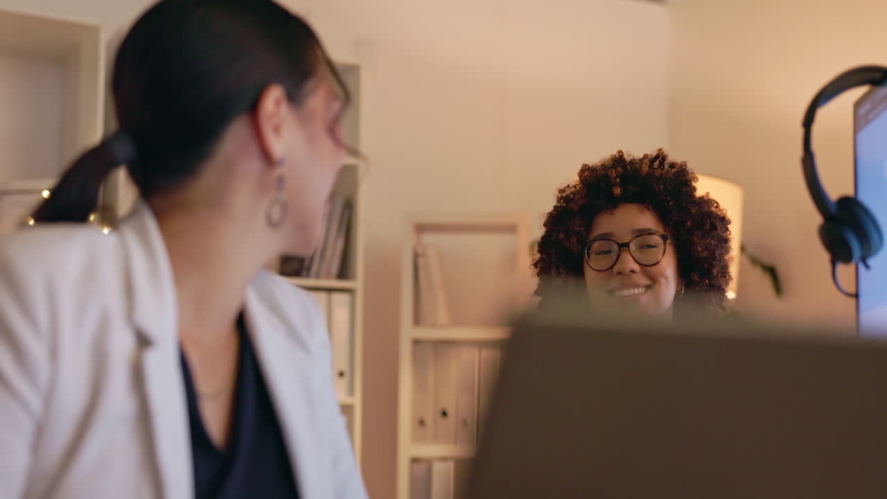 liderazgo, mujeres ayudantes o trabajadoras en el centro de llamadas