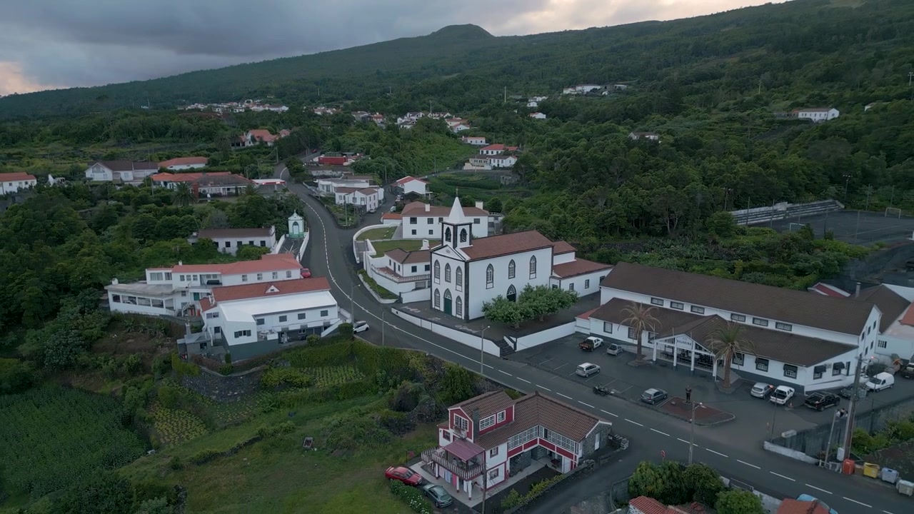 Orbita aerea della Chiesa del villaggio di Silveira a Lajes do Pico, Isola di Pico, Azzorre