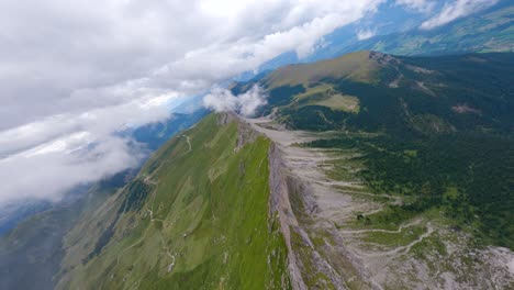 drone fpv volando desde las nubes en la cordillera de la montaña seceda ubicada en las montañas dolomitas, alpes italianos
