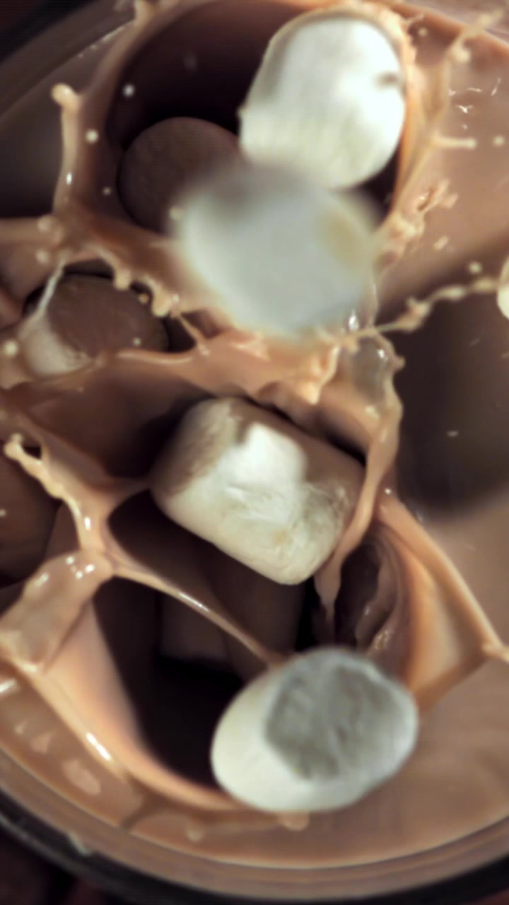 ホットチョコレートの中に落ちるスローモーションのマシュマロ