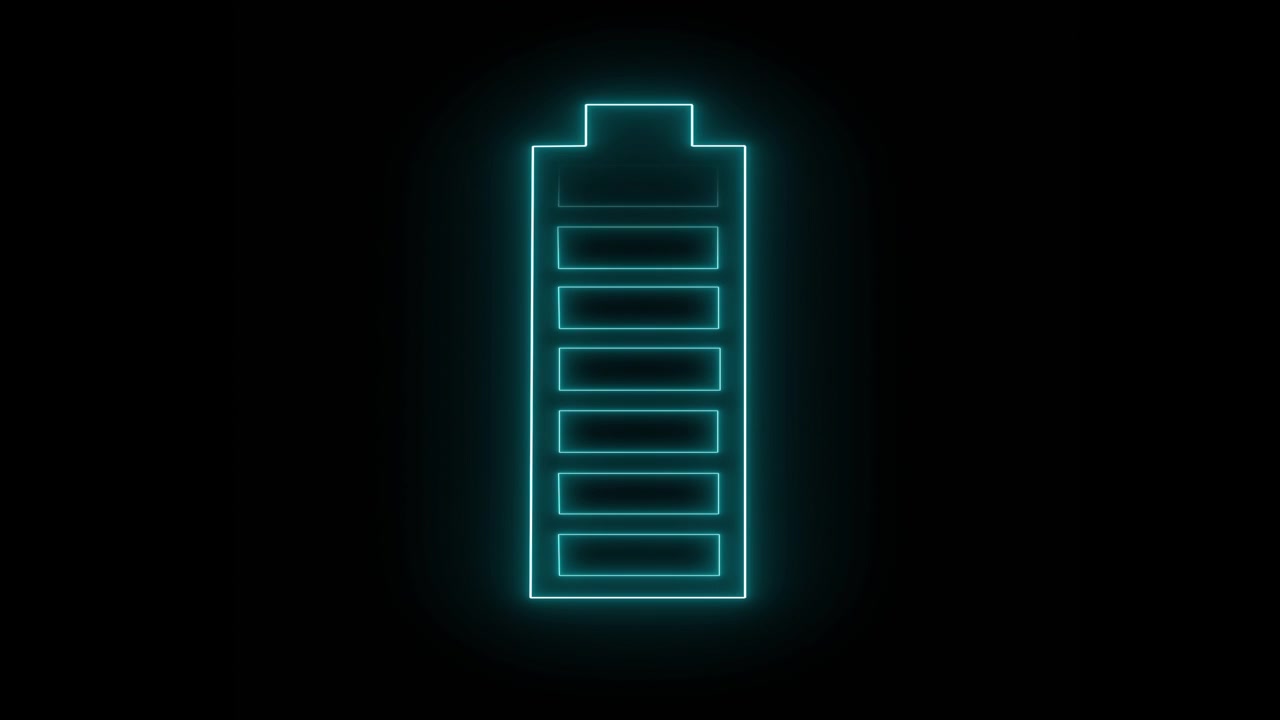 Icona blu di batteria in carica su sfondo nero. Utilizzare le modalità di fusione "Add" e "Screen Overlay" per aggiungere ai tuoi video. Perfetto per concetti di tecnologia, app mobili, alimentazione e energia verde. 4K.