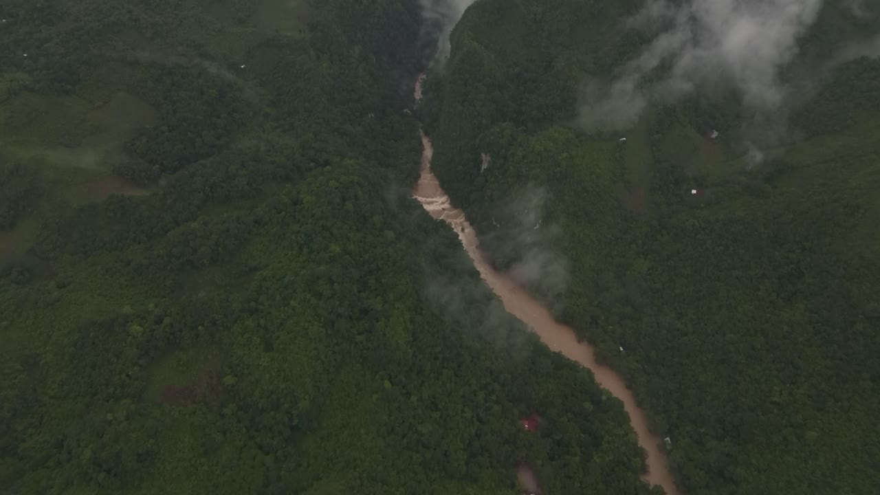 vista aérea del río cahabon marrón en guatemala durante la temporada de lluvias, avión no tripulado