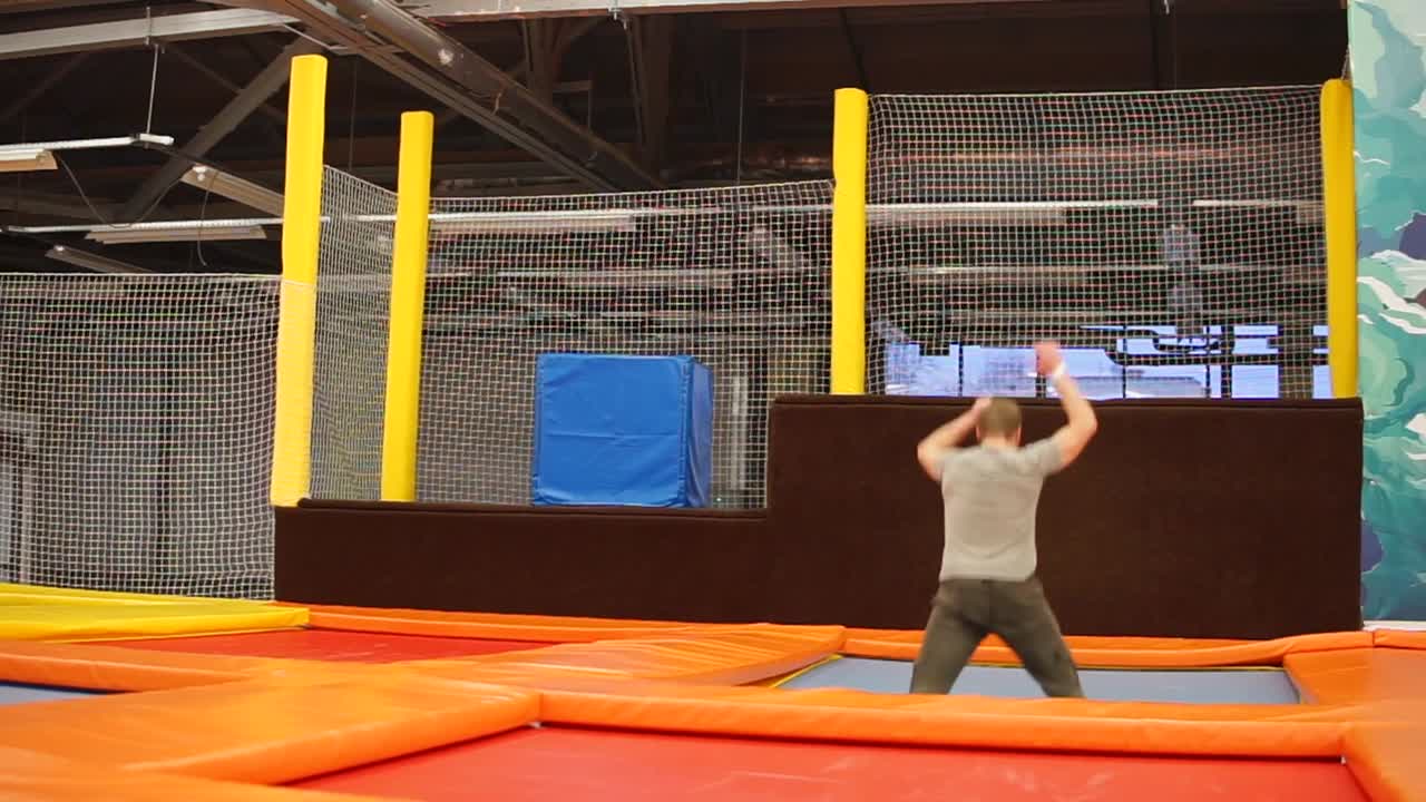 트램폴린 에서 역전 을 하는 사람