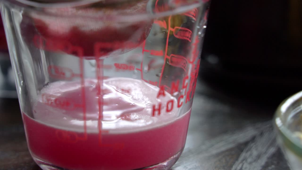 신선한 인삼 주스와 씨, 럼 라임 시럽 및 신선한 재료를 사용하여 인삼 테일을 만드는 것