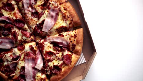vista de arriba hacia abajo de la pizza americana para llevar lista para comer