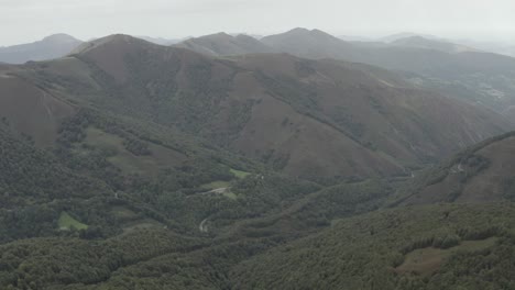 Roncesvalles-Oder-Ronceval-Oder-Roncevaux-Pass,-Pyrenäen-Nahe-Der-Grenze-Zwischen-Frankreich-Und-Spanien