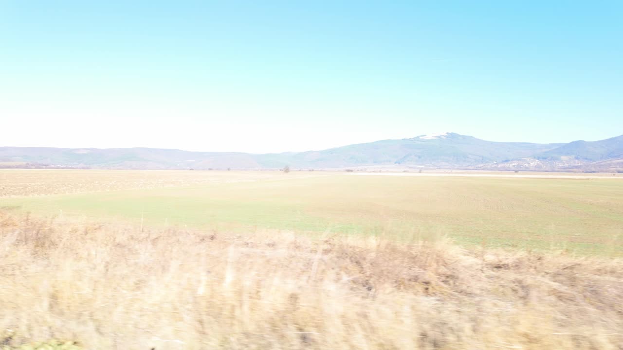 발칸 산맥을 배경으로 불가리아의 초록색 농장 영상