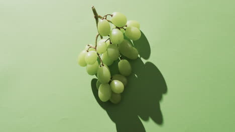 video de uvas blancas con espacio de copia sobre fondo verde