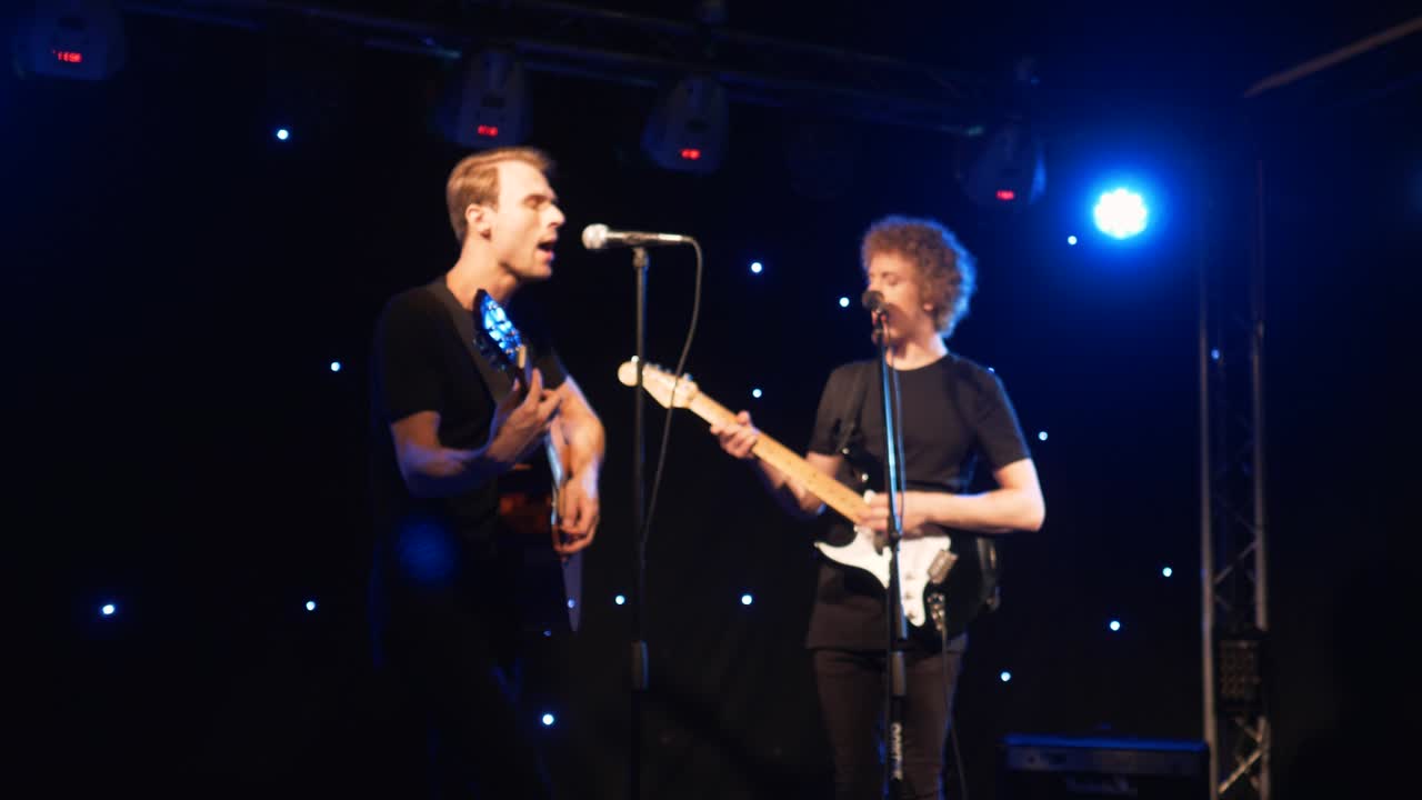 콘서트 록 밴드, 두 개의 전기 기타와 함께 무대에서 공연하는 가수, 뮤직비디오 크, 헤비 메탈 또는 록 그룹, 느린 동작 악기 연주 두 사람의 밴드